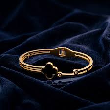 Lucky Clover Bracelet — Gold-Tone Luxury Bangle for Women
