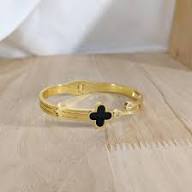 Lucky Clover Bracelet — Gold-Tone Luxury Bangle for Women