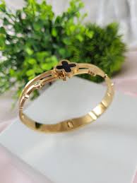 Lucky Clover Bracelet — Gold-Tone Luxury Bangle for Women